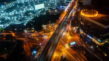 Metropolis şehir merkezinde gece yoğun karayolu kavşağı var.