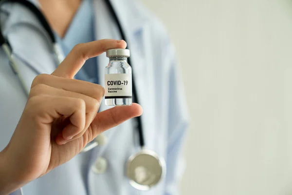 Dokter yang terampil mempersiapkan vaksin sebelum suntikan. — Stok Foto