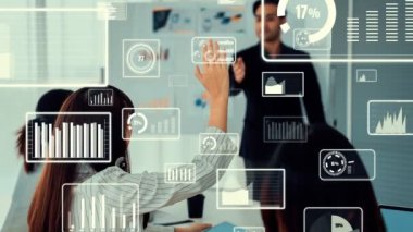 Şirket personeli toplantısındaki iş adamları imrendirici grafikle