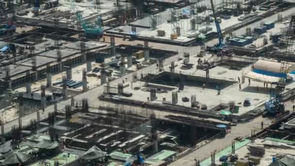 Caducidad del sitio de construcción con maquinaria pesada de construcción en la metrópolis — Vídeo de stock