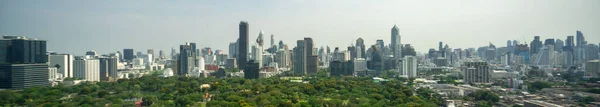 Parque público e edifícios altos paisagem urbana no centro da cidade de metrópole — Fotografia de Stock