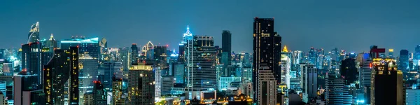 大都市中心部の夜景と高層ビル — ストック写真