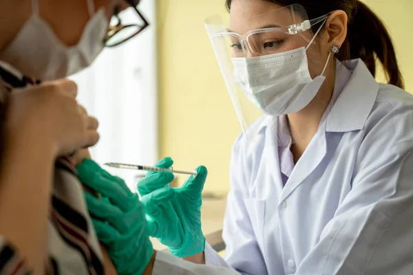 Young woman visits skillful doctor at hospital for vaccination — Stock Photo, Image