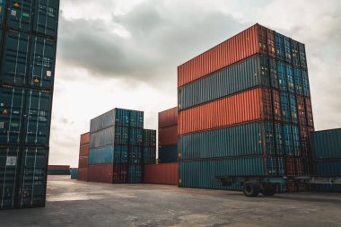 Denizaşırı nakliye için ağır makineli kargo konteynırı. .