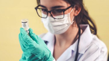 Yetenekli doktor aşıyı enjeksiyondan önce yeterince hazırlayın.