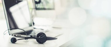 Çağrı merkezindeki kulaklık ve müşteri destek ekipmanları aktif hizmete hazır.