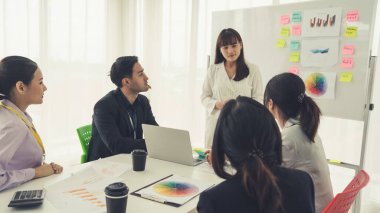 Yetenekli iş kadını takım liderinin iş projesi sunumu