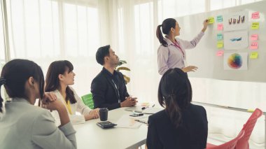 Yetenekli iş kadını takım liderinin iş projesi sunumu