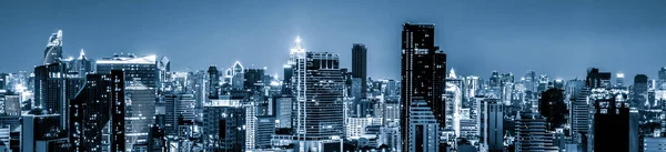 Блакитно-фільтрований міський пейзаж і багатоповерхові будівлі в центрі міста — стокове фото