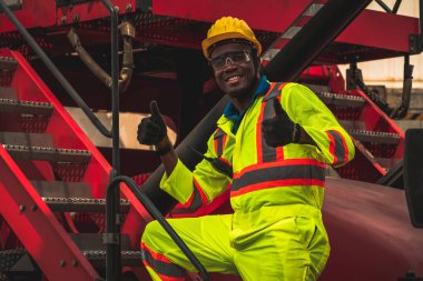 Denizaşırı nakliye konteynerinde çalışan genç Afrikalı erkek işçi.