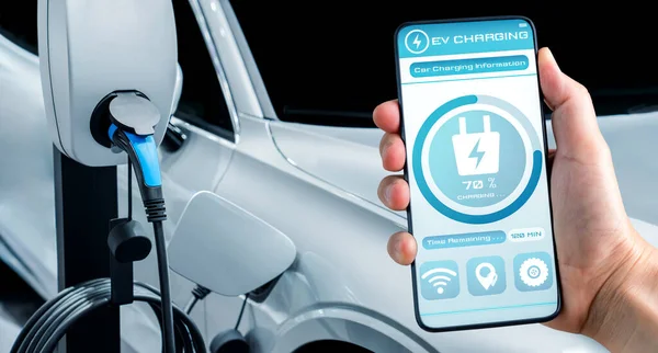 EV зарядное устройство для электромобиля со статусом мобильного приложения — стоковое фото