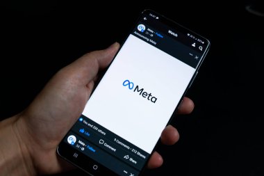 Meta logosu bir aygıt ekranında gösterilir