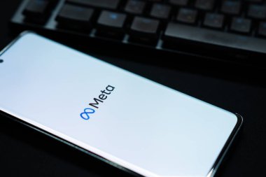 Meta logosu bir aygıt ekranında gösterilir