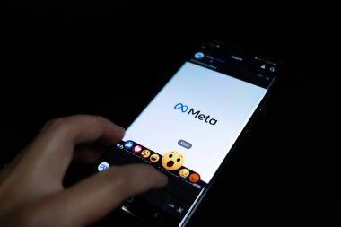 Meta logosu bir aygıt ekranında gösterilir