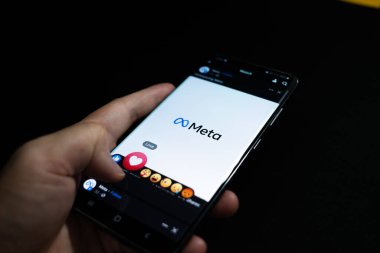 Meta logosu bir aygıt ekranında gösterilir