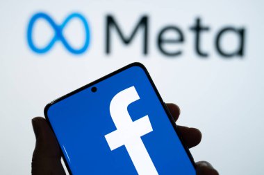 Meta logosu bir aygıt ekranında gösterilir