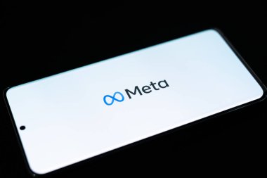 Meta logosu bir aygıt ekranında gösterilir