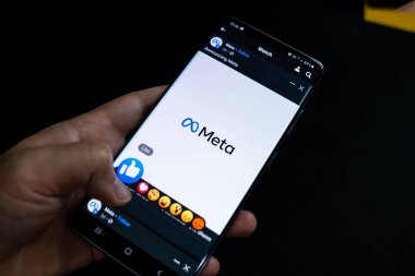 Meta logosu bir aygıt ekranında gösterilir