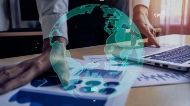 İşadamı, borsa araştırmalarının kavramsal verilerini analiz ediyor.