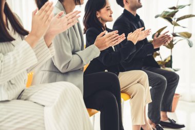 İş kadını, iş projesinde yeterlilikle yer alırsa ekipten kutlamalar aldı