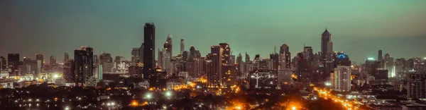 Paisagem urbana noturna e edifícios altos no centro da cidade de metrópole — Fotografia de Stock