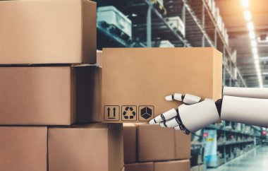 Yenilikçi endüstri robotu insan işçiler için depoda çalışıyor.