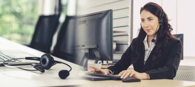 Ofiste çalışan, kulaklık takan iş adamları daha geniş görüşlü.