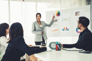 İş adamları daire içinde otururken iş projesini ustaca tartışıyor
