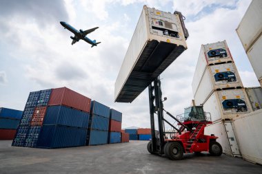 Denizaşırı nakliyat için kargo konteynırı gökyüzünde uçakla tersanede. .