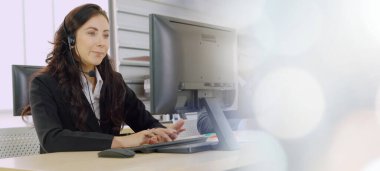 Ofiste çalışan, kulaklık takan iş adamları daha geniş görüşlü.