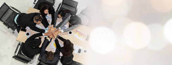 Gelukkig zakenmensen vieren teamwork succes verbreden visie — Stockfoto