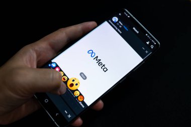 Meta logosu bir aygıt ekranında gösterilir