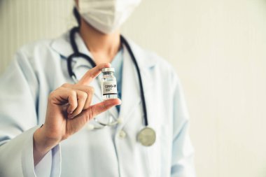 Yetenekli doktor aşıyı enjeksiyondan önce yeterince hazırlayın.
