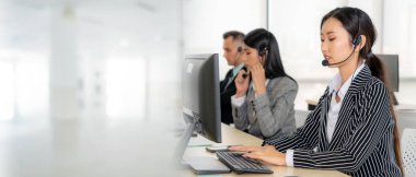 Ofiste çalışan, kulaklık takan iş adamları daha geniş görüşlü.