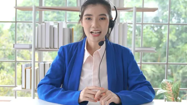 Kamera wideo widok businesswoman mówi aktywnie w wideokonferencji — Zdjęcie stockowe