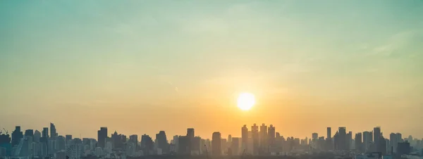 Bela paisagem urbana do pôr-do-sol e edifícios altos no centro da cidade de metrópole — Fotografia de Stock