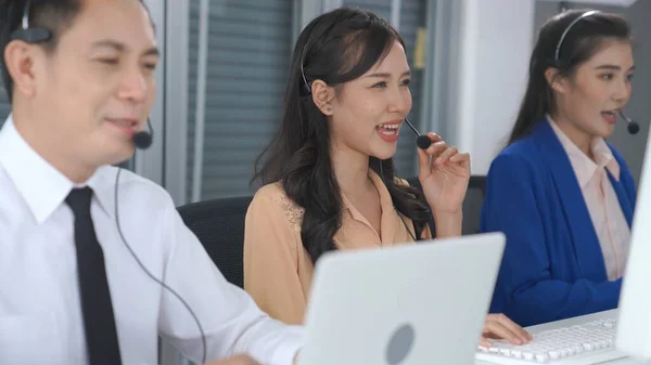 Geschäftsleute mit Headset arbeiten aktiv im Büro — Stockfoto