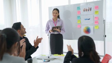 İş kadını, iş projesinde yeterlilikle yer alırsa ekipten kutlamalar aldı