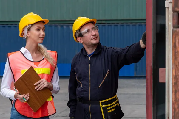 Industriarbetare arbetar med medarbetare på ett varv för containrar utomlands — Stockfoto