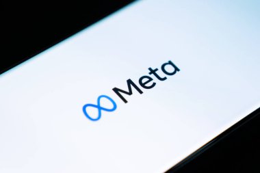 Meta logosu bir aygıt ekranında gösterilir
