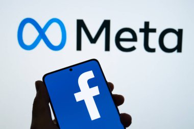 Meta logosu bir aygıt ekranında gösterilir