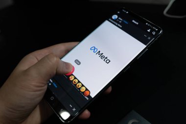 Meta logosu bir aygıt ekranında gösterilir