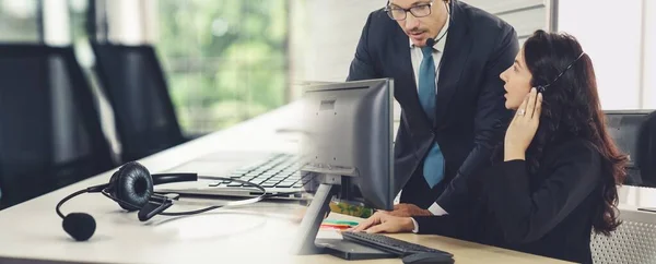 Geschäftsleute mit Headset im Büro erweitern den Blick — Stockfoto