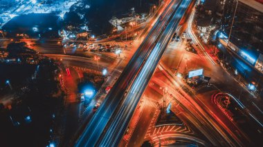 Metropolis şehir merkezinde gece yoğun karayolu kavşağı var.