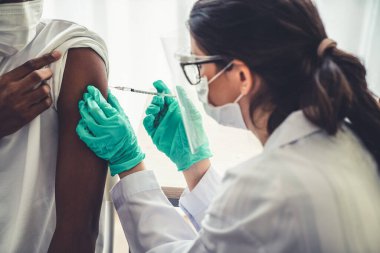 Genç adam, aşı için yetenekli doktoru hastanede ziyaret ediyor.