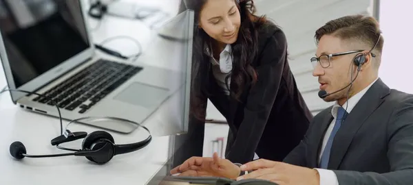 Geschäftsleute mit Headset im Büro erweitern den Blick — Stockfoto