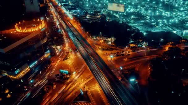 Waktu perjalanan yang sibuk di persimpangan jalan raya di pusat kota metropolis pada malam hari — Stok Video