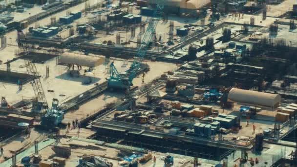 Caducidad del sitio de construcción con maquinaria pesada de construcción en la metrópolis — Vídeos de Stock