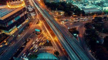 Metropolis şehir merkezinde gece vakti yoğun karayolu kavşağında zaman aşımı