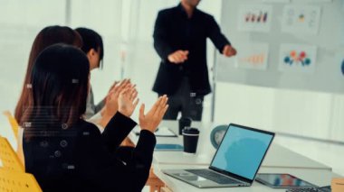 Şirket personeli toplantısındaki iş adamları imrendirici grafikle